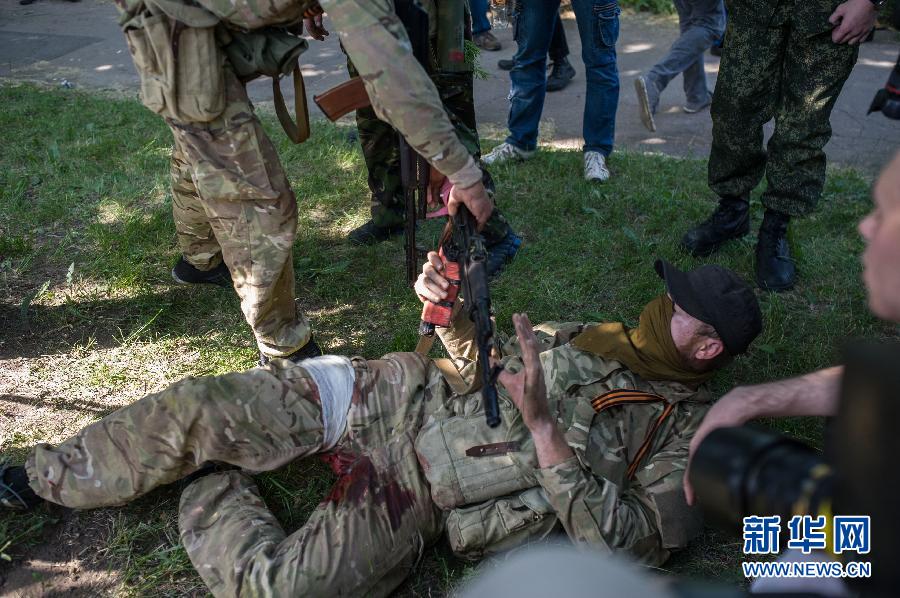 Ожесточенные бои между украинскими правительственными войска и ополченцами в Донецке