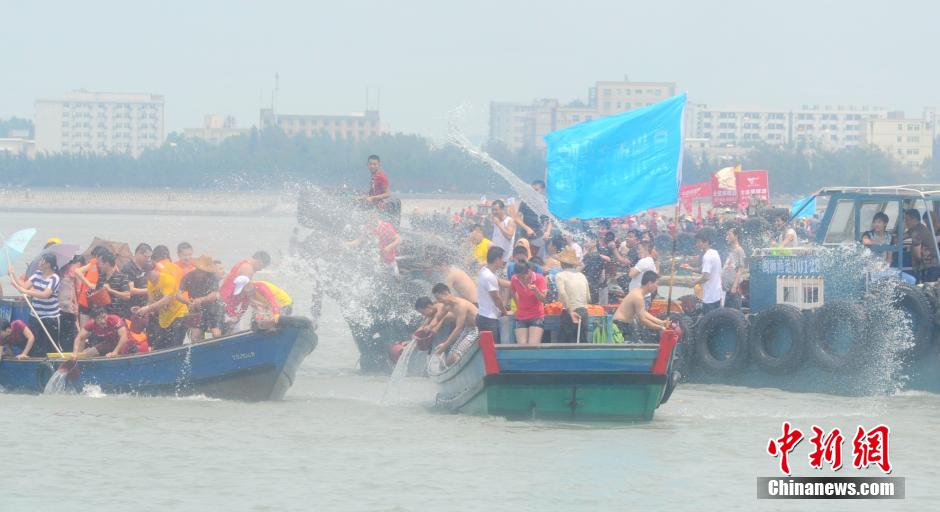 Водный праздник на море Миньнань в честь ?Дуаньуцзе?