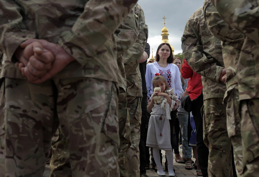 Присяга и прощание: Из Киева на восток страны отправились новые добровольцы батальона ?Азов?