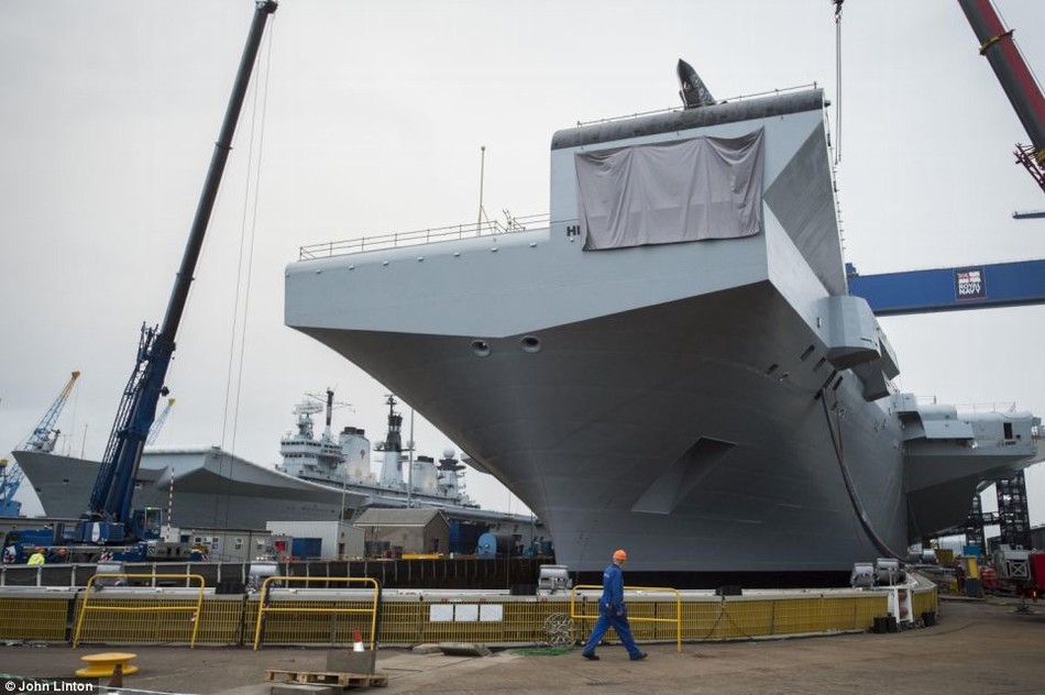 Королева Великобритании дала свое имя крупнейшему авианосцу ВМС страны