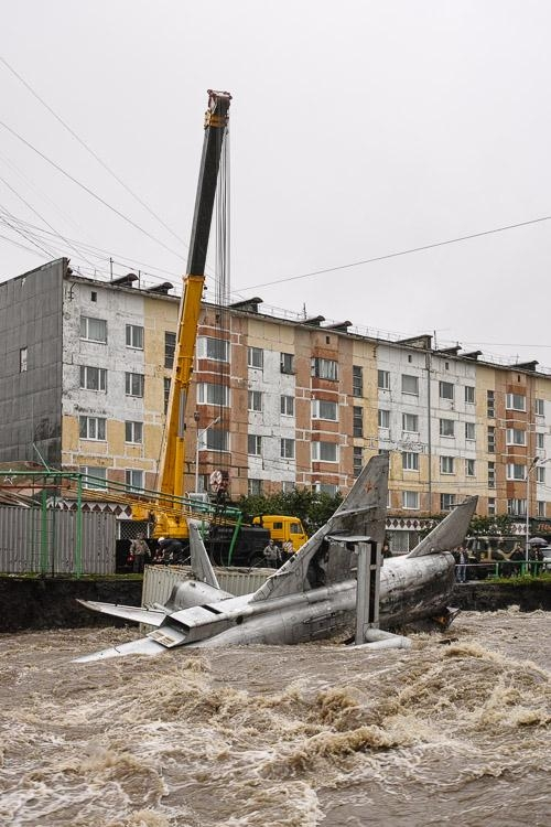 В Магадане из-за циклона смыло в реку музейные Су-15