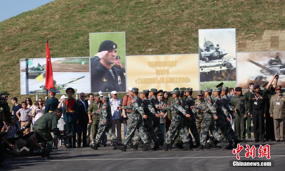 Китайская команда участвует в чемпионате мира по танковому биатлону- 2014