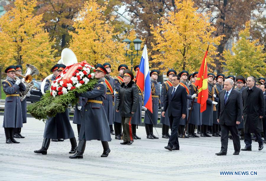 Ли Кэцян возложил венок к Могиле Неизвестного солдата