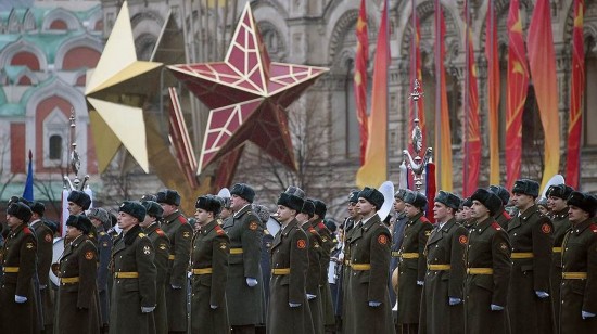 На Красной площади в Москве состоялся торжественный марш, посвященный историческому параду 7 ноября 1941 года