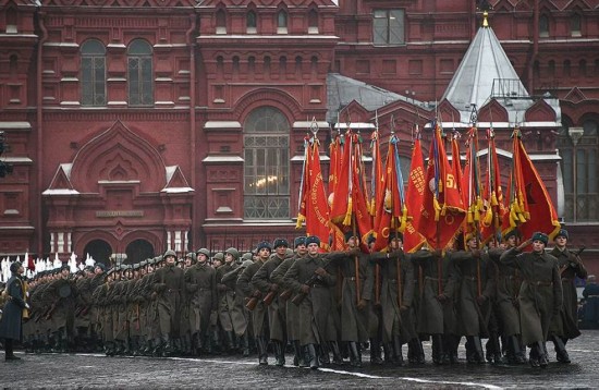 На Красной площади в Москве состоялся торжественный марш, посвященный историческому параду 7 ноября 1941 года