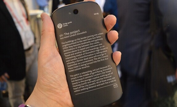 Путин подарил Си Цзиньпину российский смартфон Yotaphone 2