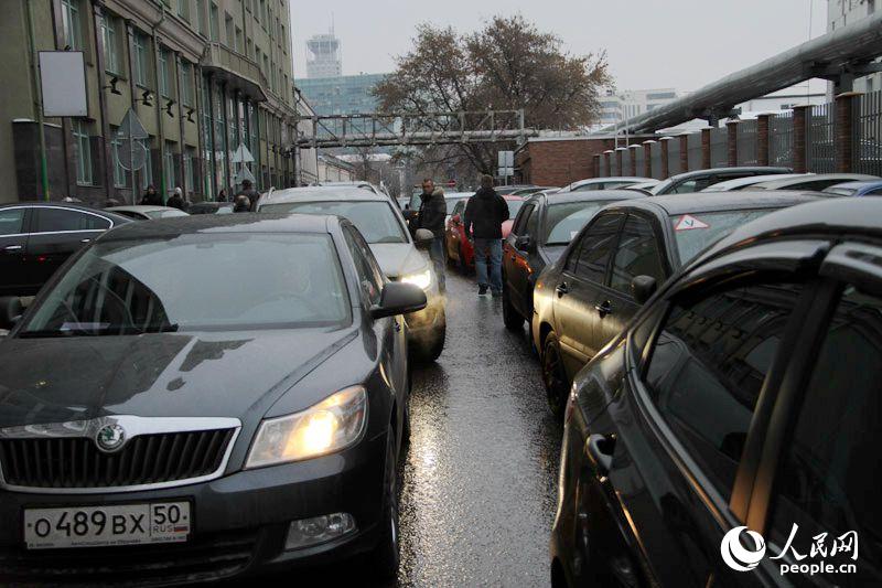 В час пик в Москве водители "перевезли" автомобиль вручную