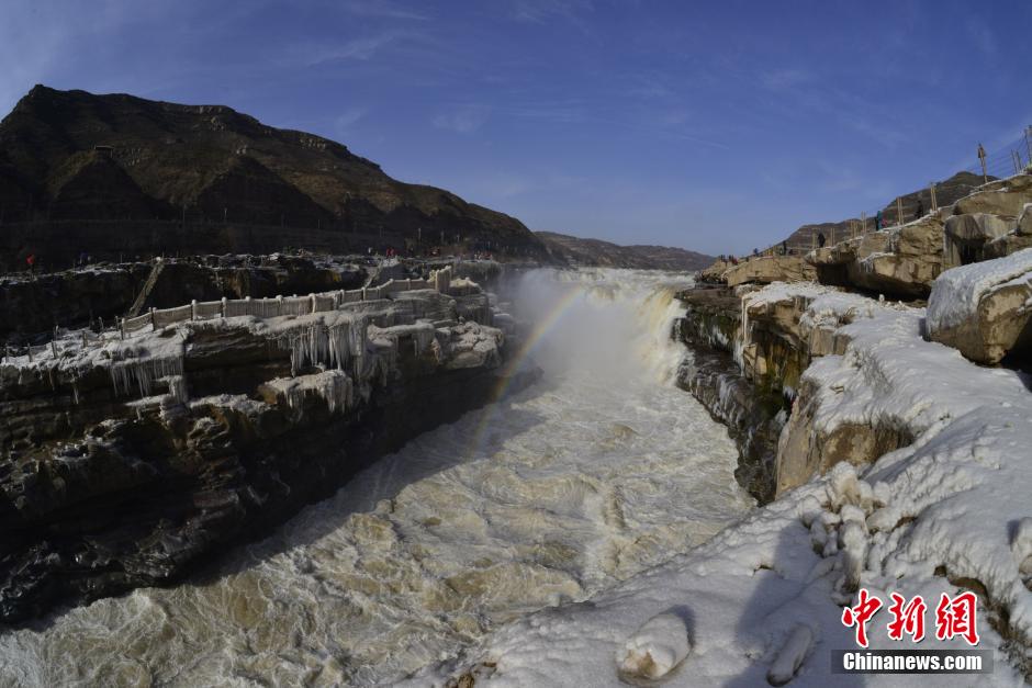 На водопаде Хукоу образовались красивые ледяные сосульки