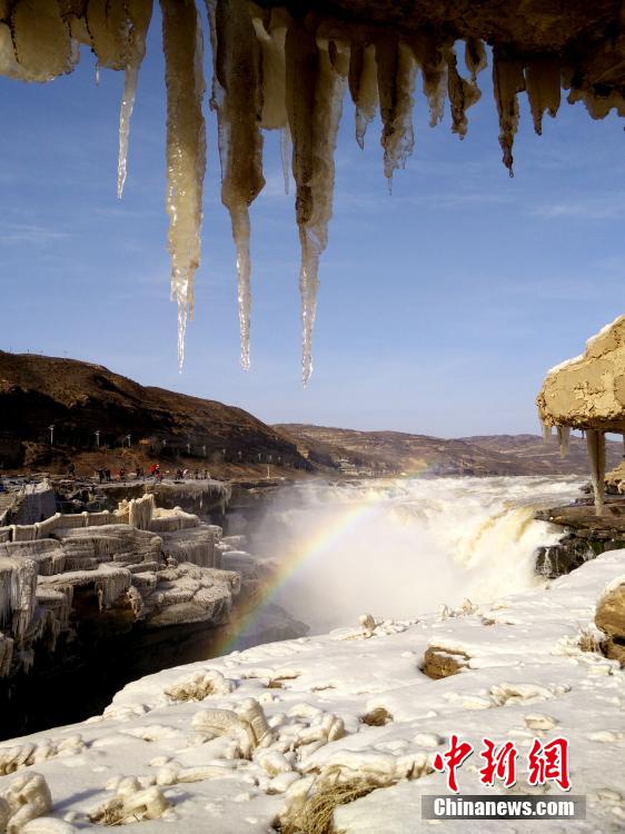 На водопаде Хукоу образовались красивые ледяные сосульки