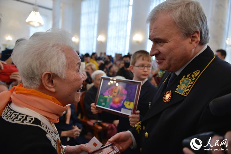 Китайские граждане получили медали "70 лет Победы в Великой отечественной войне"