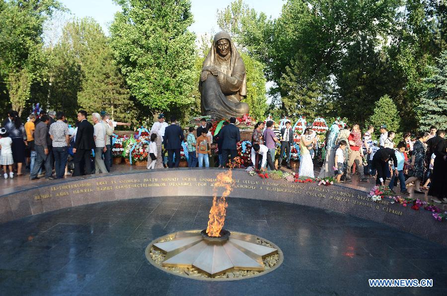 В Узбекистане отмечают День памяти и почестей