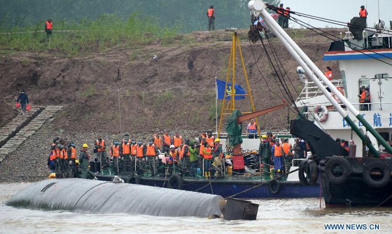 Число жертв кораблекрушения пассажирского судна "Звезда Востока" возросло до 77 человек, поисково-спасательные работы продолжаются