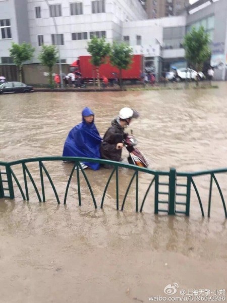 Ливни в Шанхае: горожане передвигаются на шлюпках