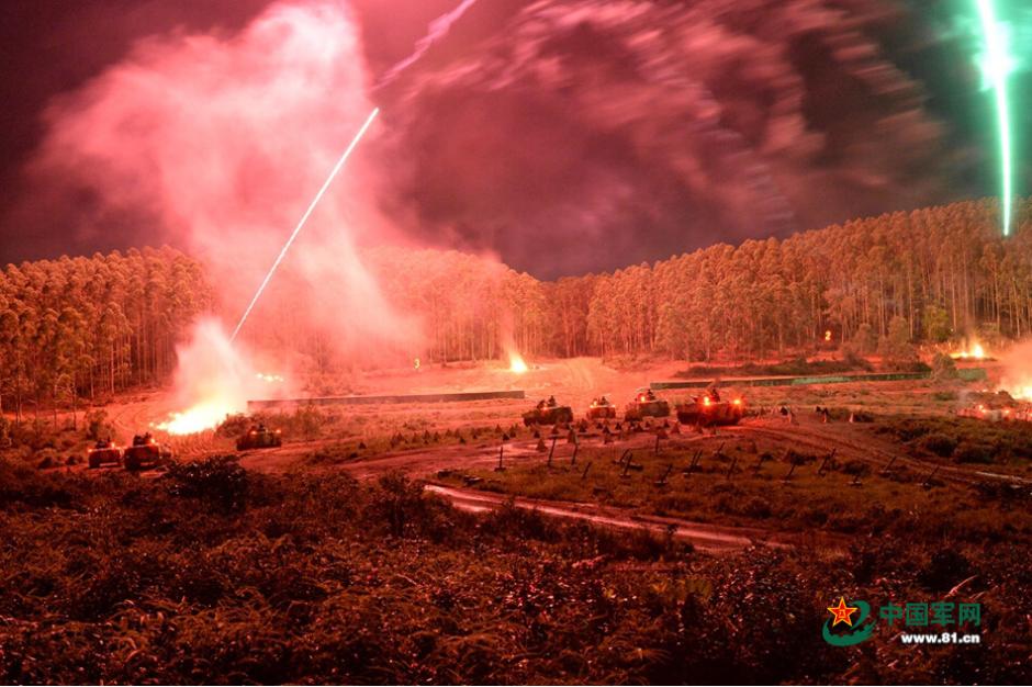 В провинции Гуандун начальники и советники НОАК наблюдали за ночными учениями