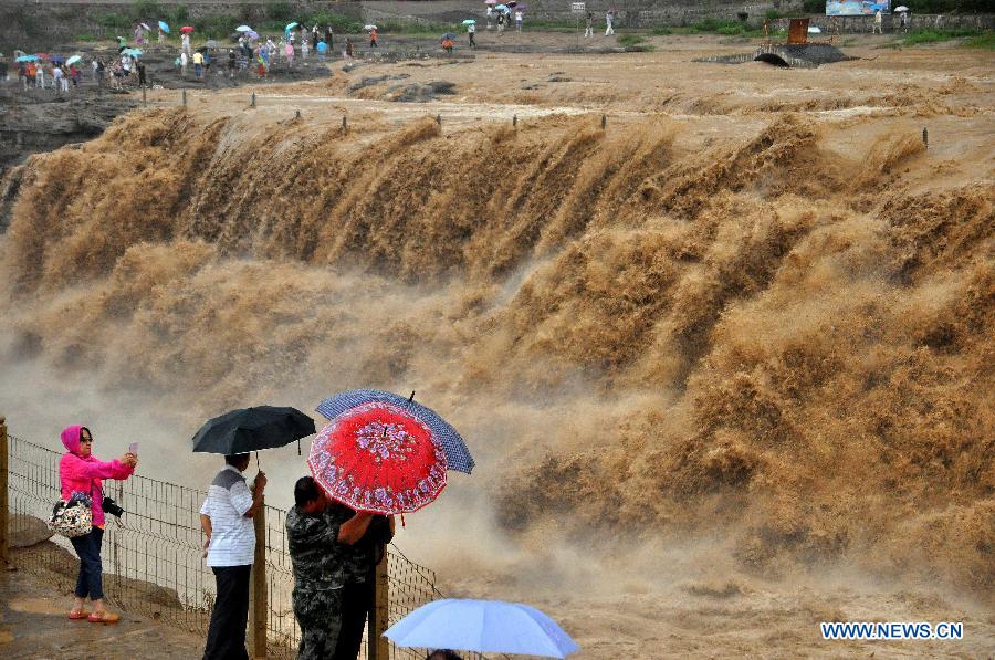 Половодье на знаменитом водопаде Хукоу