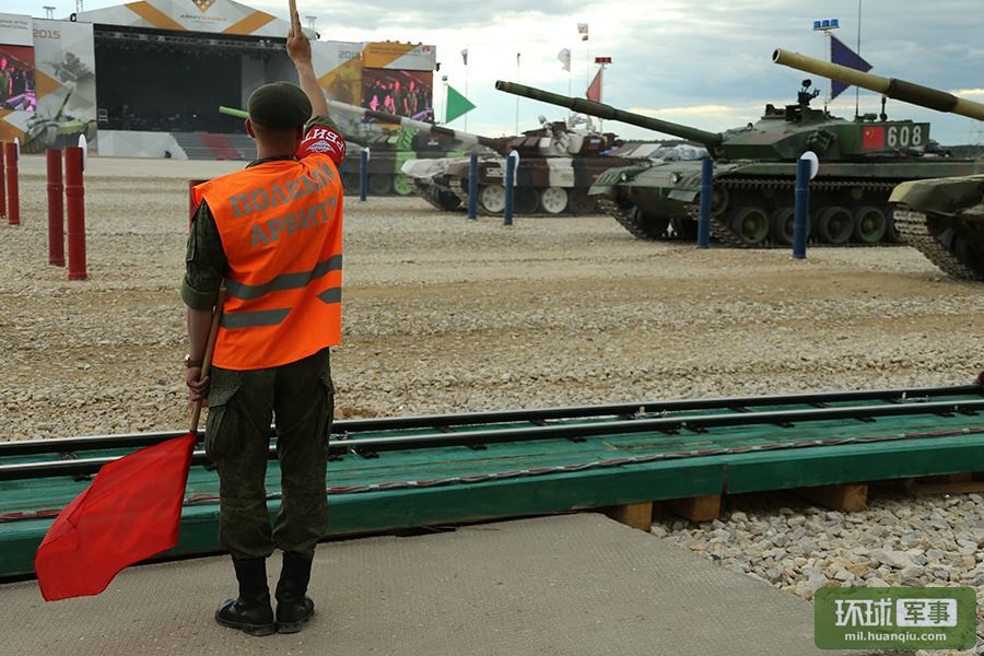 Китайские танкисты завоевали серебро в соревнованиях "Танковый биатлон"