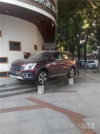 Водитель поставил автомобиль на каменные столбы