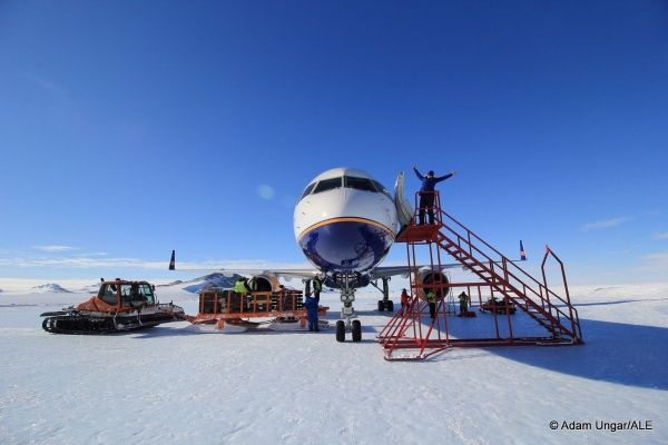  Пассажирский Boeing 757 авиакомпании  Исландии приземлился в Антарктиде