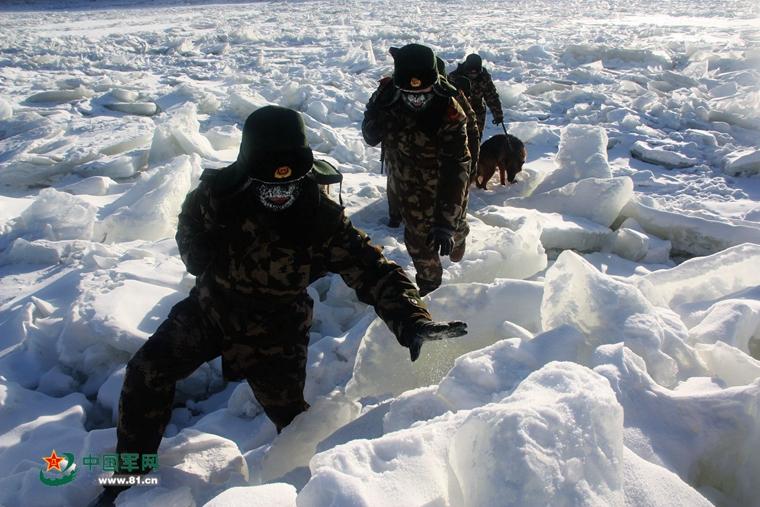 Китайские пограничники производят пеший обход реки на китайско-российской границе несмотря на морозы