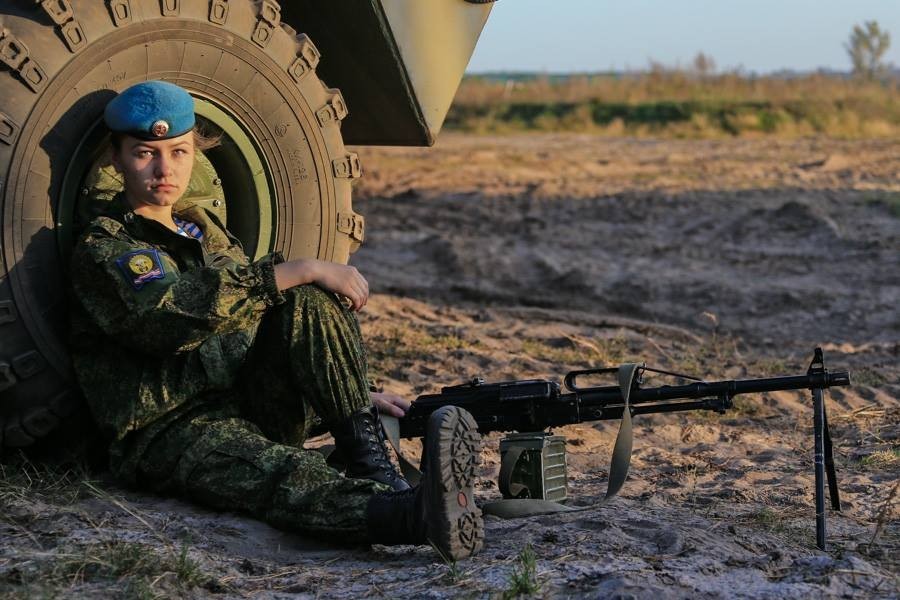 Российские девушки-военослужащие снова попали в центр внимания китайских Интернет-пользователей