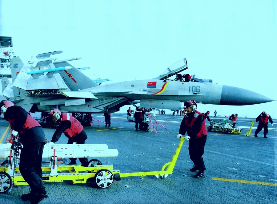 Редкие фотографии с тренировки китайских палубных самолетов J-15