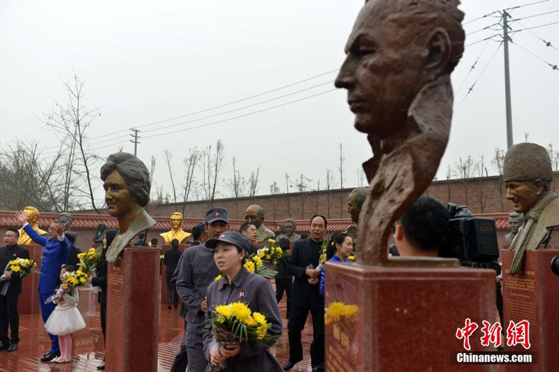 Жители Чэнду в праздник Цинмин почтили память героев войны сопротивления японским захватчикам