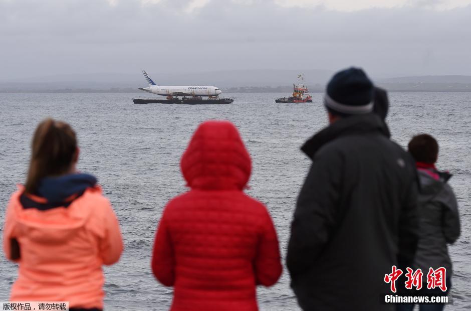 Лайнер "Boeing 767" без крыльев плавает на судне 