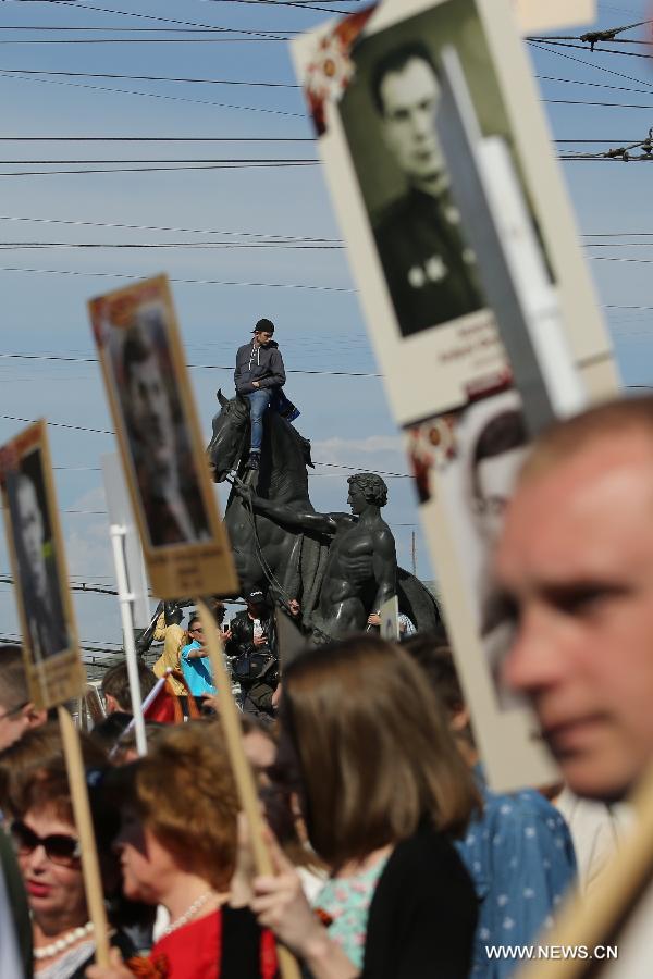 Более 300 тыс человек вышли на акцию "Бессмертный полк" в Санкт-Петербурге