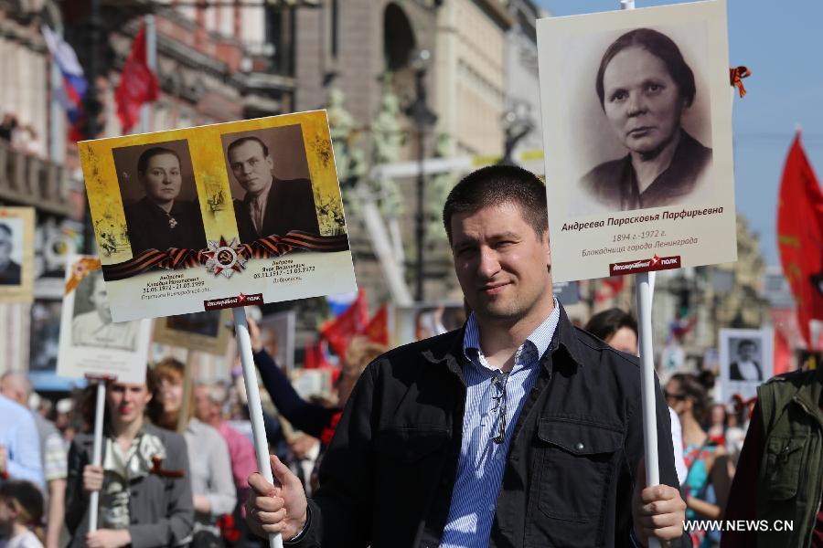 Более 300 тыс человек вышли на акцию "Бессмертный полк" в Санкт-Петербурге