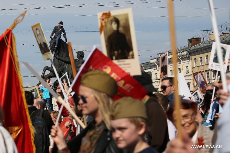 Более 300 тыс человек вышли на акцию "Бессмертный полк" в Санкт-Петербурге