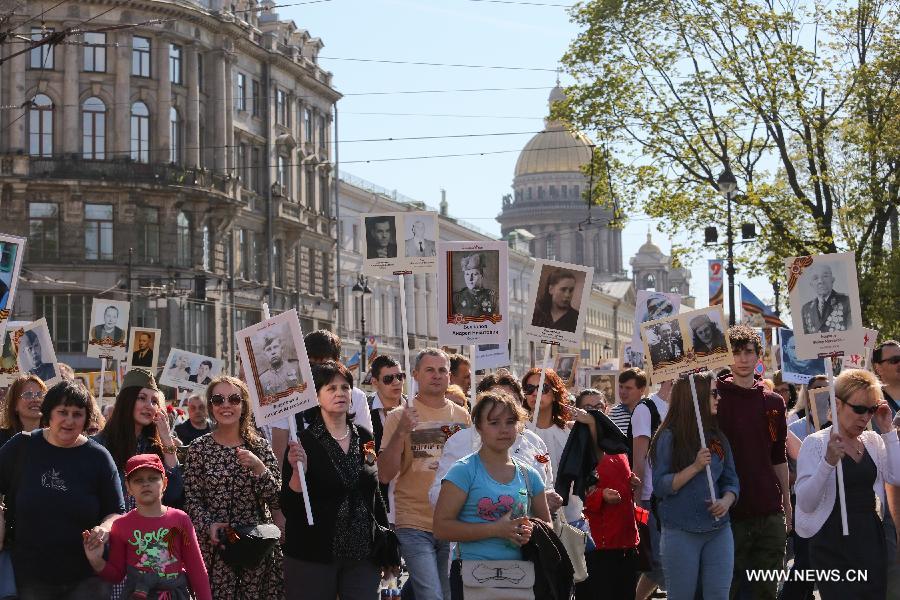 Более 300 тыс человек вышли на акцию "Бессмертный полк" в Санкт-Петербурге