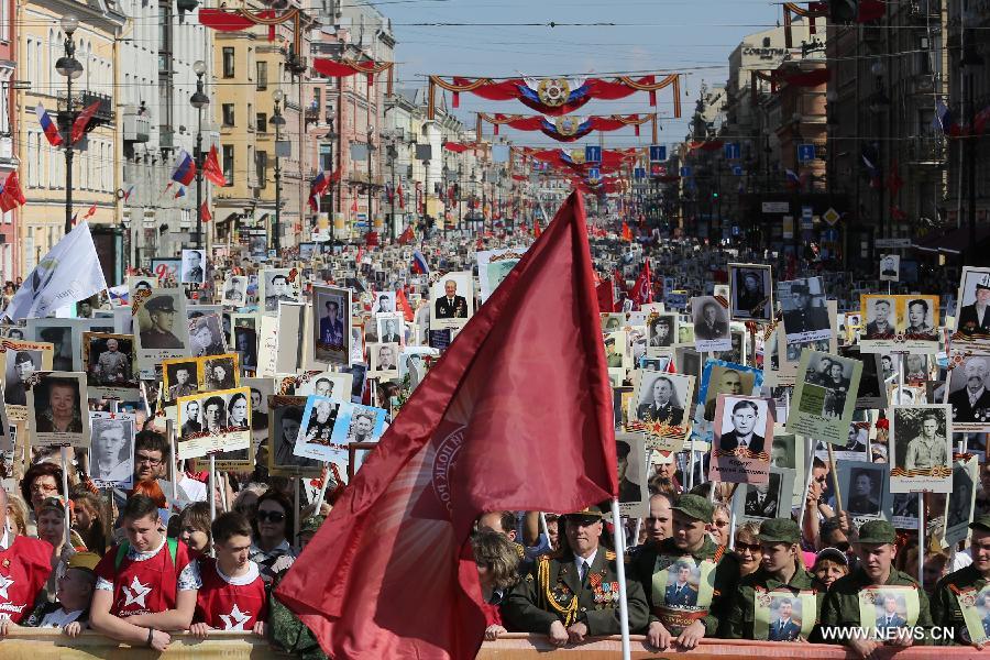 Более 300 тыс человек вышли на акцию "Бессмертный полк" в Санкт-Петербурге