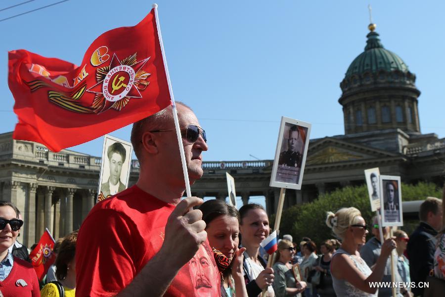 Более 300 тыс человек вышли на акцию "Бессмертный полк" в Санкт-Петербурге