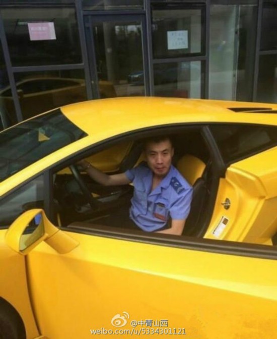 Работник АТП из Тайюаня ездит на работу на Lamborghini