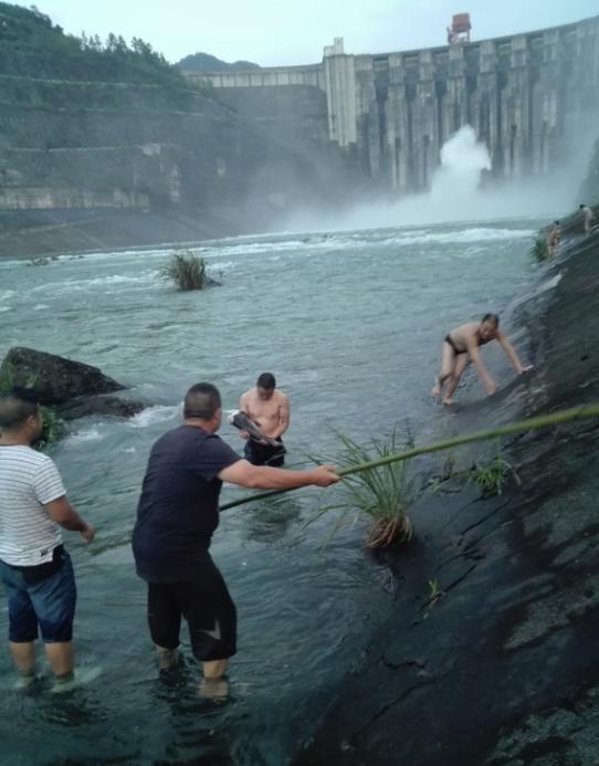 Рыбам оторвало головы в результате сброса воды на китайской ГЭС