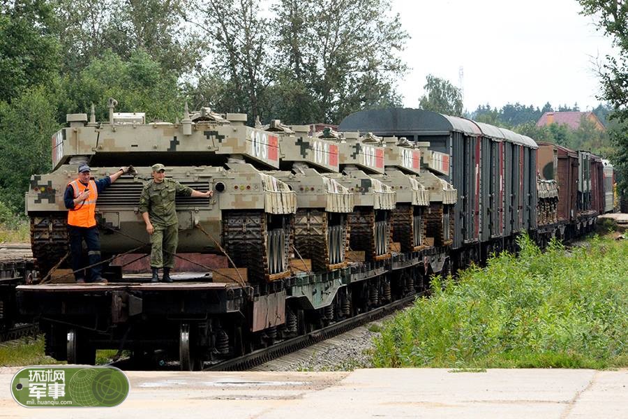 Китайские военные прибыли в Москву для участия в танковом биатлоне