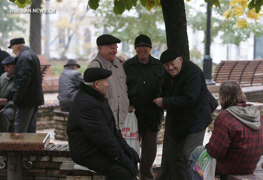 Киевские пенсионеры в парке Шевченко