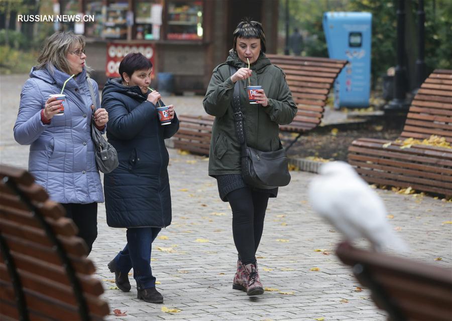 Киевские пенсионеры в парке Шевченко