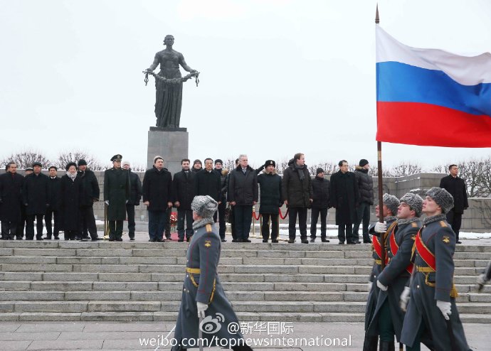 Ли Кэцян возложил венок на Пискаревском мемориальном кладбище