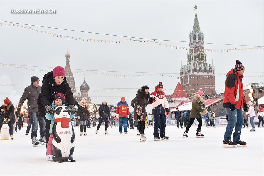 Каток на Красной площади в Москве