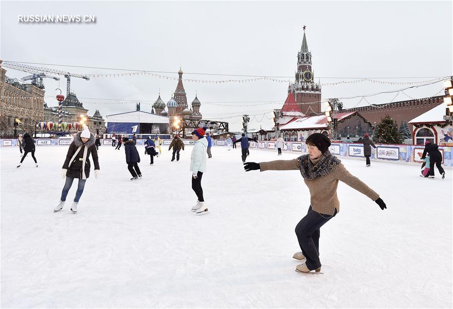 Каток на Красной площади в Москве