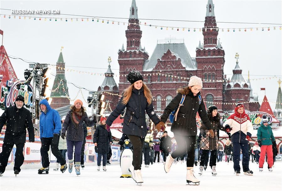 Каток на Красной площади в Москве