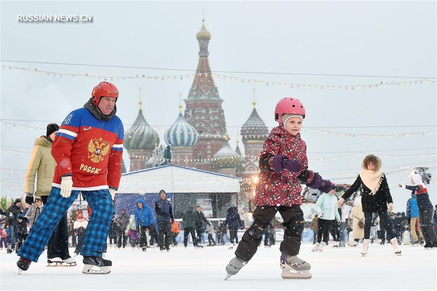 Каток на Красной площади в Москве