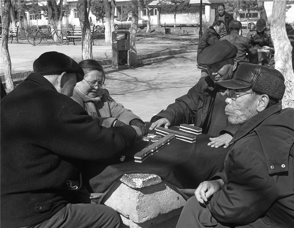 "Игра в домино". Пенсионеры - люди, никуда не спешащие, много уже понимающие и познавшие в этом мире, могут себе позволить такой релаксирующий отдых. В городском парке Маньчжурии спросила разрешения сфотографировать занятых за игрой людей, в ответ услышала по-русски "да, пожалуйста!".