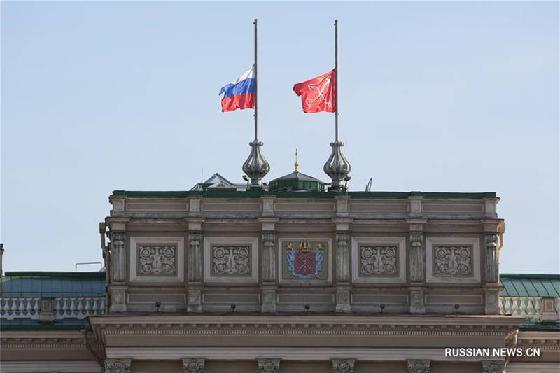 Из-за траура на зданиях в Петербурге приспущены флаги