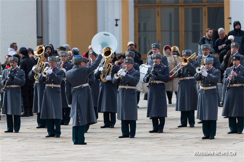 Церемония развода пеших и конных караулов Президентского полка в Московском Кремле