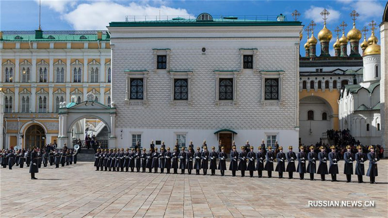 Церемония развода пеших и конных караулов Президентского полка в Московском Кремле