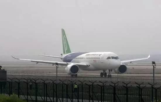 Китайский пассажирский авиалайнер C919 успешно прошел первое испытание по высокоскоростному рулению