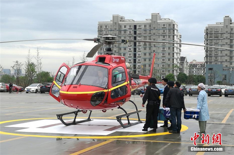 В Китае впервые вертолетом и самолетом перевезли сердце для трансплантации