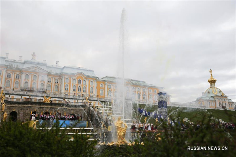 В Петергофе открылся сезон фонтанов